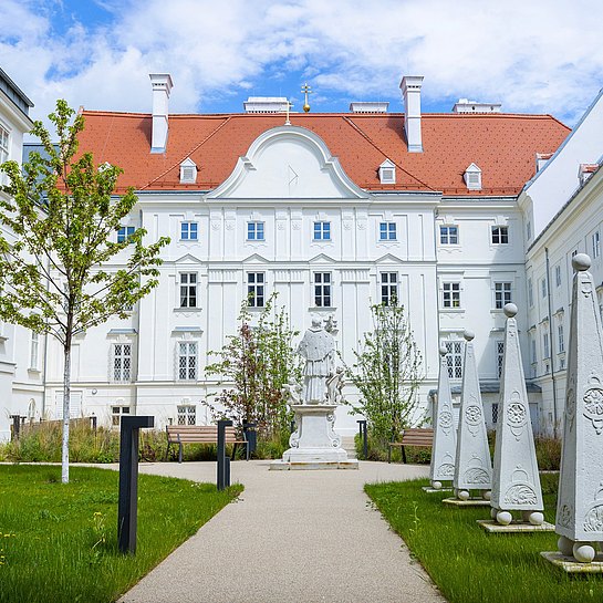 Blick in den Ehrenhof des Elisabethinen-Klosters in Wien