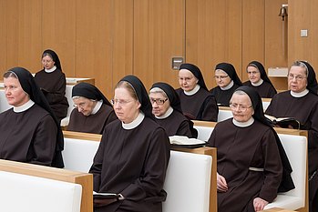 Ordensfrauen beim gemeinsamen Gebet