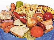 Ein Mülleimer mit Lebensmittelabfällen