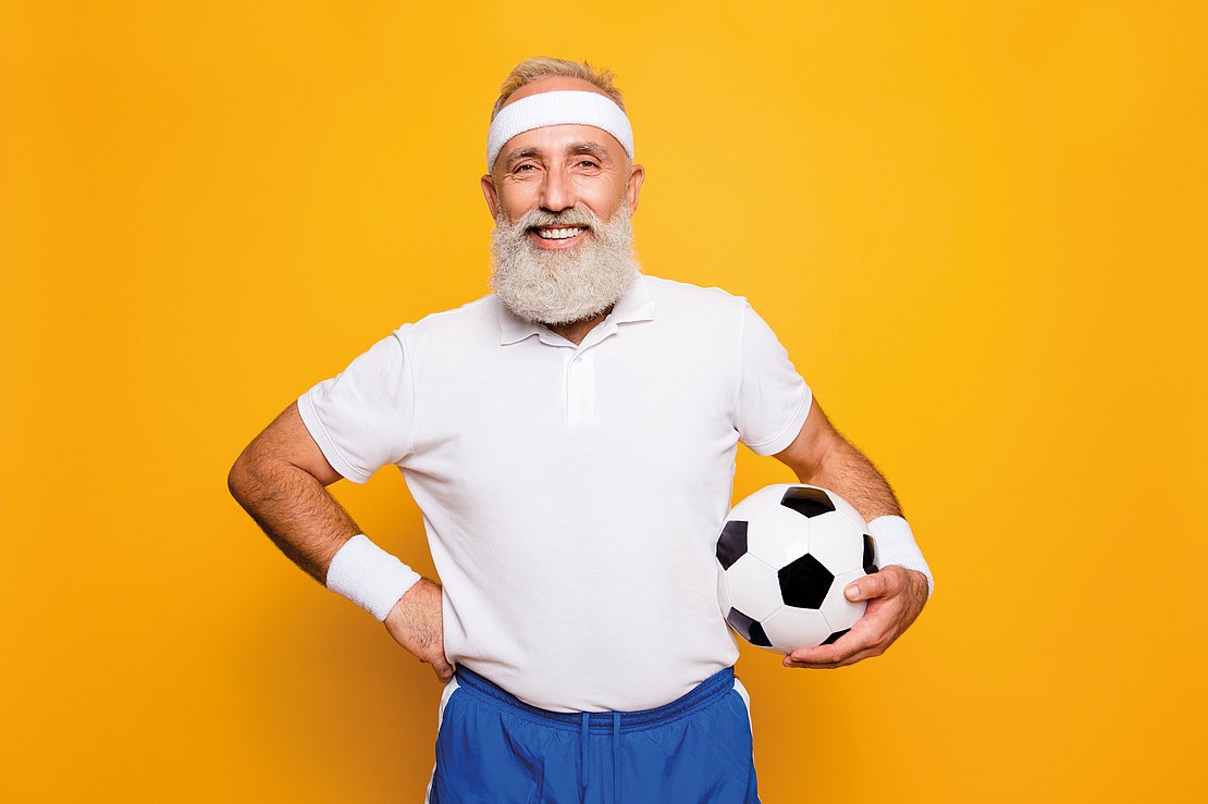 Älterer Mann mit Fußball