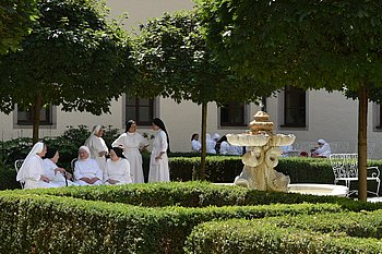 Ordensschwestern der Elisabethinen im Klostergarten in Linz
