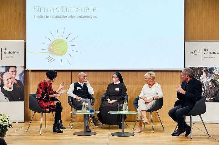 Moderatorin Michaela Vogl, Rainer Juriatti, Sr. Luzia Reiter, Waltraud Kaltenhuber und Arnold Mettnitzer