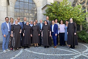 Ordensfrauen und Mitarbeiter in Aachen