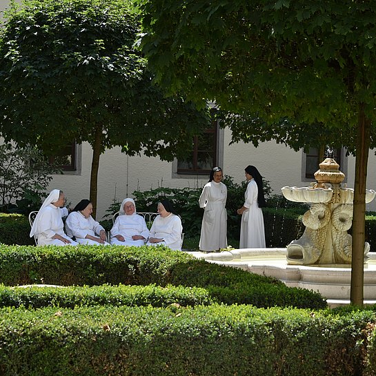 Ordensschwestern im Klostergarten