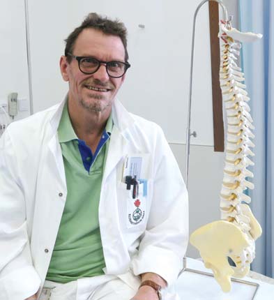 OA Dr. Michael Kern kümmert sich fürsorglich und höchst kompetent um Patientinnen mit chronischem Schmerz.